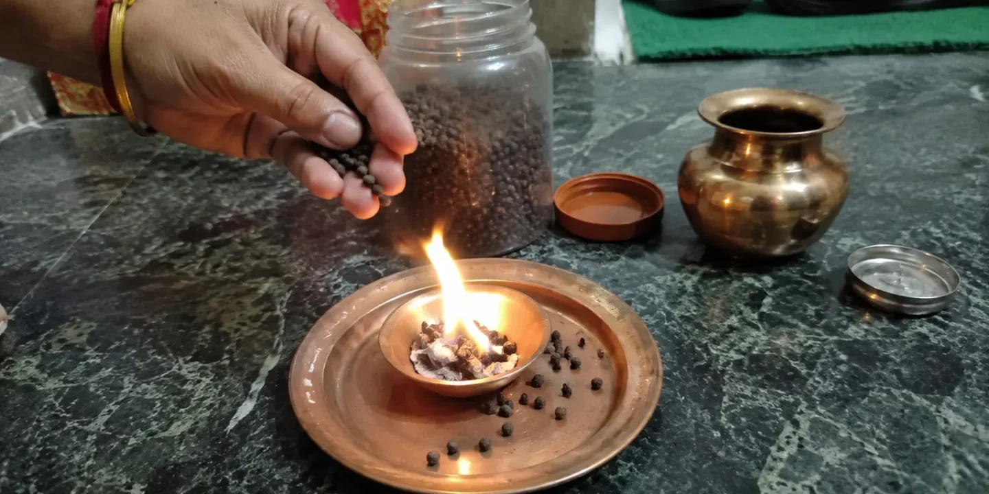 काली मिर्च के टोटके: नजर, बाधा और नकारात्मकता दूर करने के उपाय