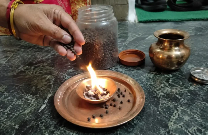 काली मिर्च के टोटके: नजर, बाधा और नकारात्मकता दूर करने के उपाय