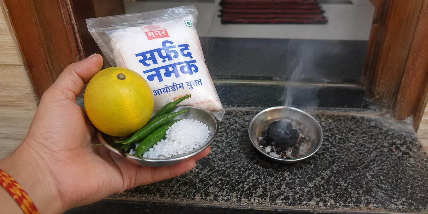नमक के टोटके: घर की नकारात्मकता और नजर दोष दूर करने के उपाय