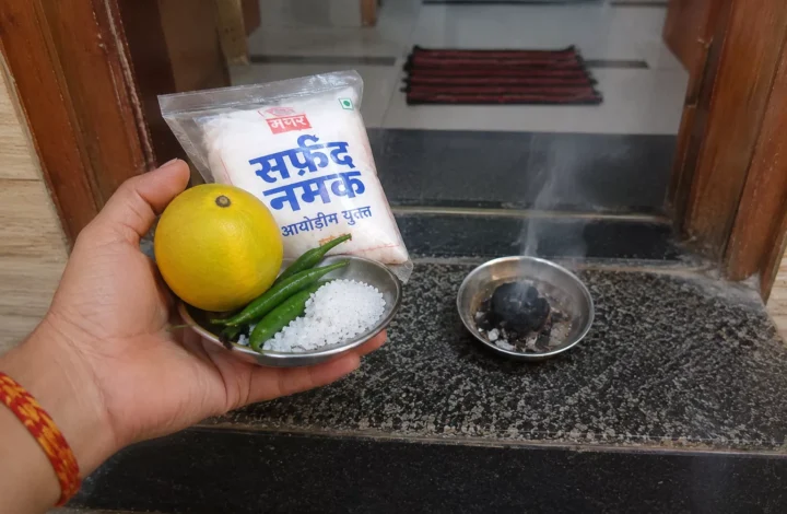 नमक के टोटके: घर की नकारात्मकता और नजर दोष दूर करने के उपाय