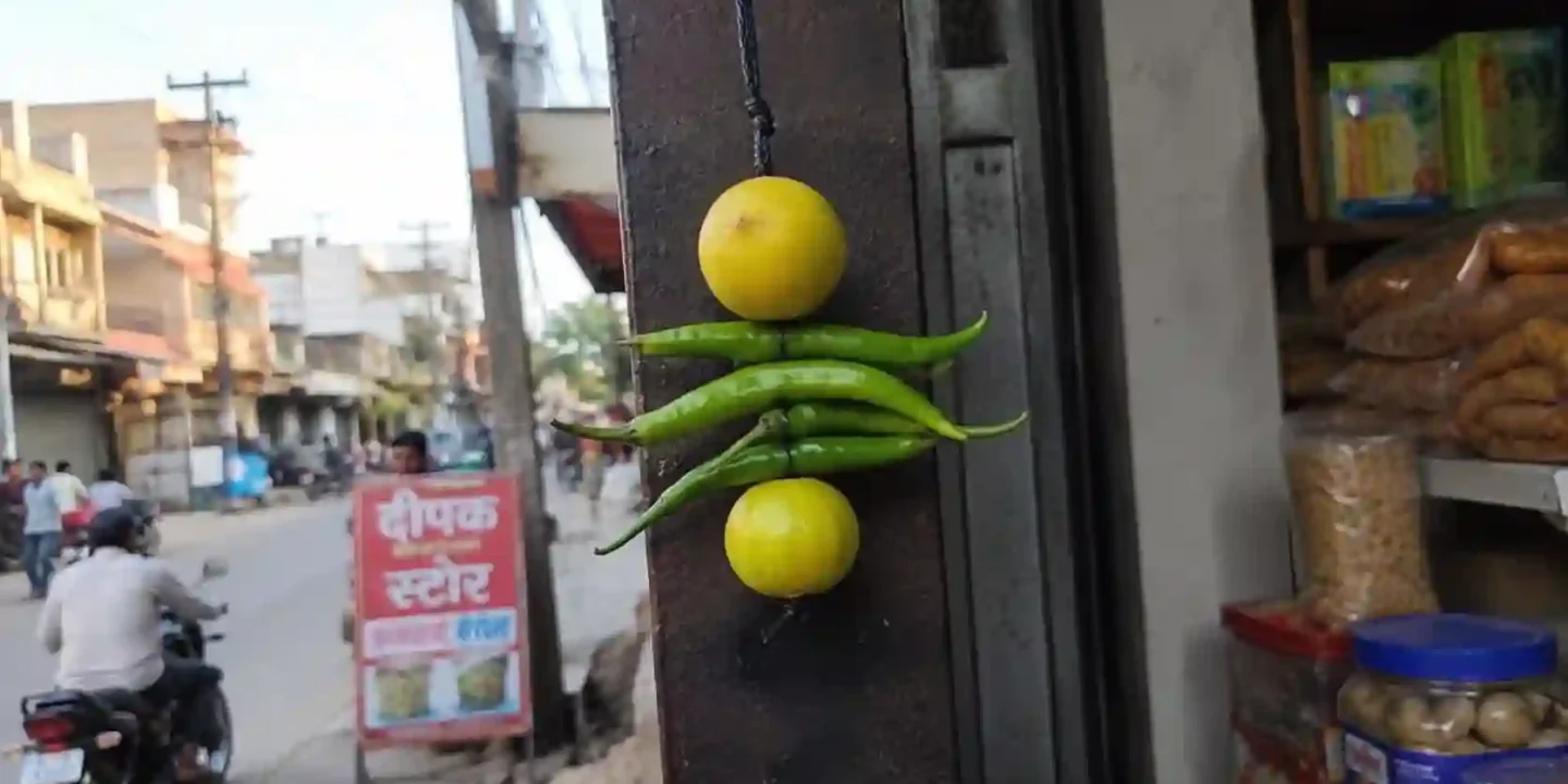 नींबू मिर्च टोटका क्यों लगाया जाता है? तरीका, नियम और सावधानियां