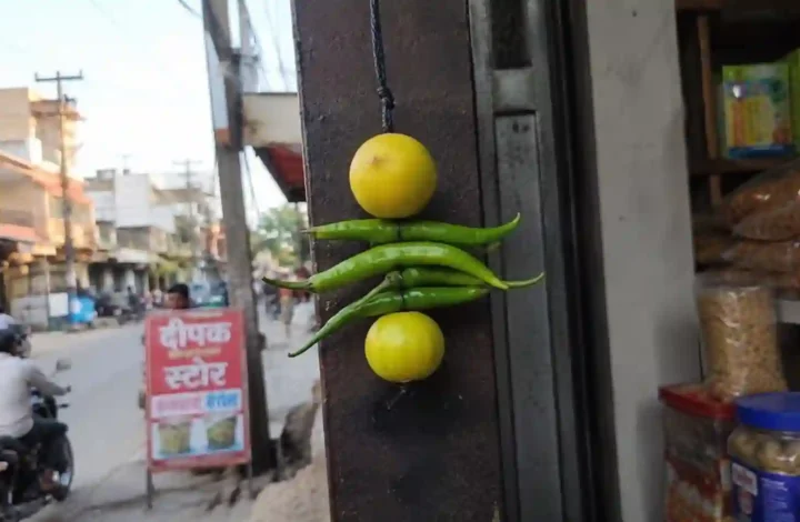 नींबू मिर्च टोटका क्यों लगाया जाता है? तरीका, नियम और सावधानियां